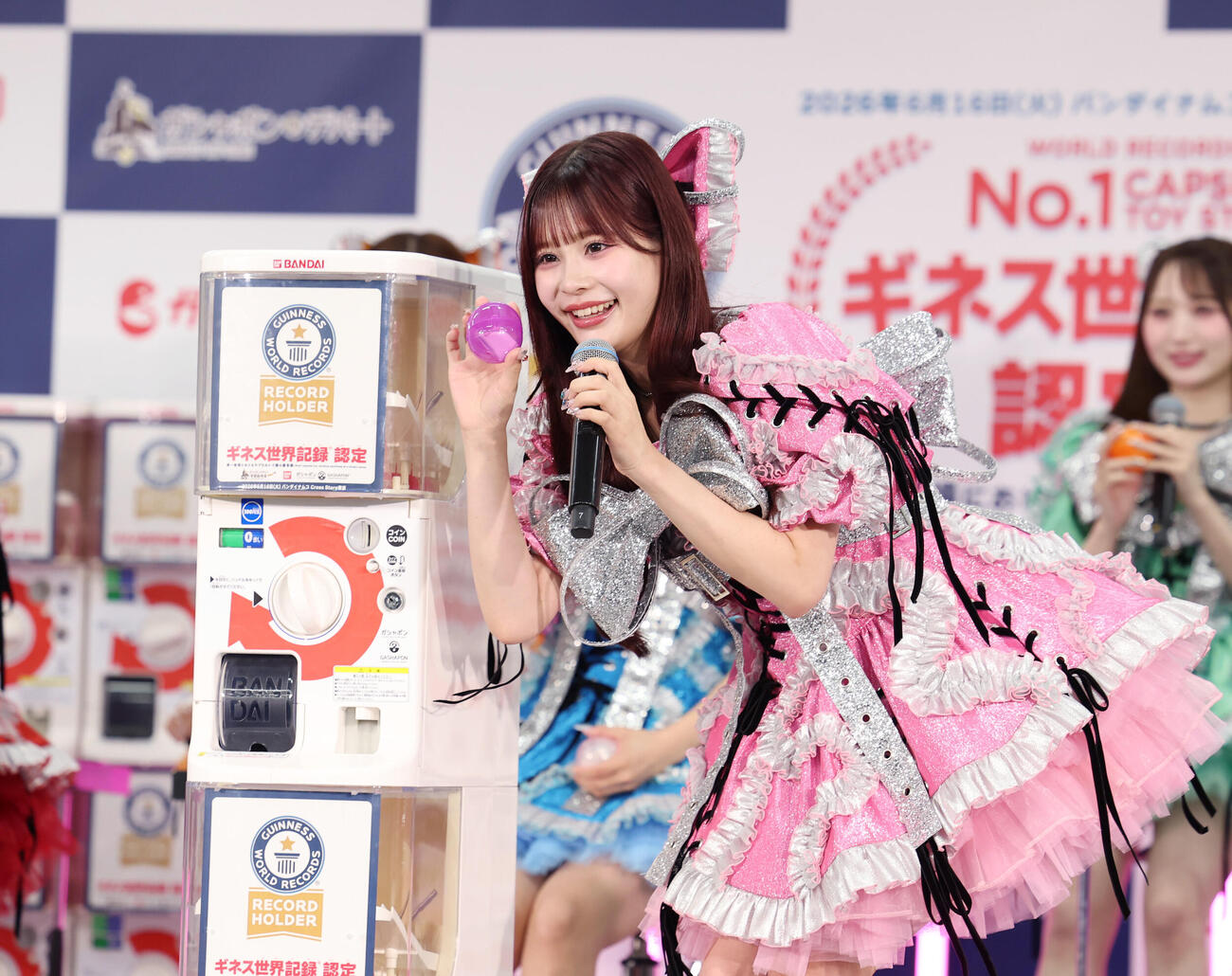 「バンダイナムコ　Cross Stroe　東京」内カプセルトイ専門店　ギネス認定　挑戦PRイベンでガシャポンをまわし笑顔を見せるCANDY TUNE村川緋杏（撮影・増田悦実）