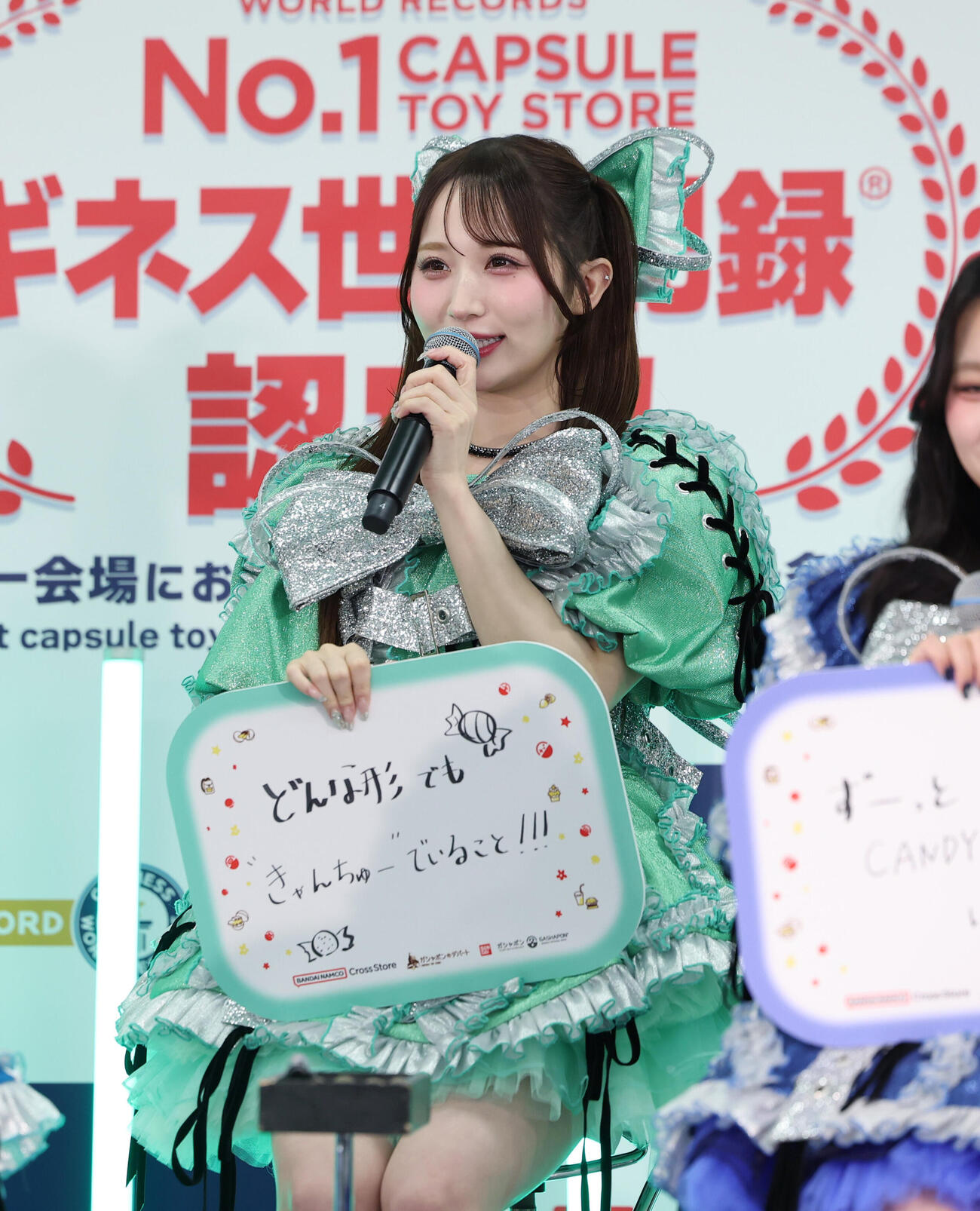 「バンダイナムコ　Cross Stroe　東京」内カプセルトイ専門店　ギネス認定　挑戦PRイベンで、CANDY TUNEで叶えたい世界一の夢をフリップに書き見せるCANDY TUNE小川奈々子（撮影・増田悦実）