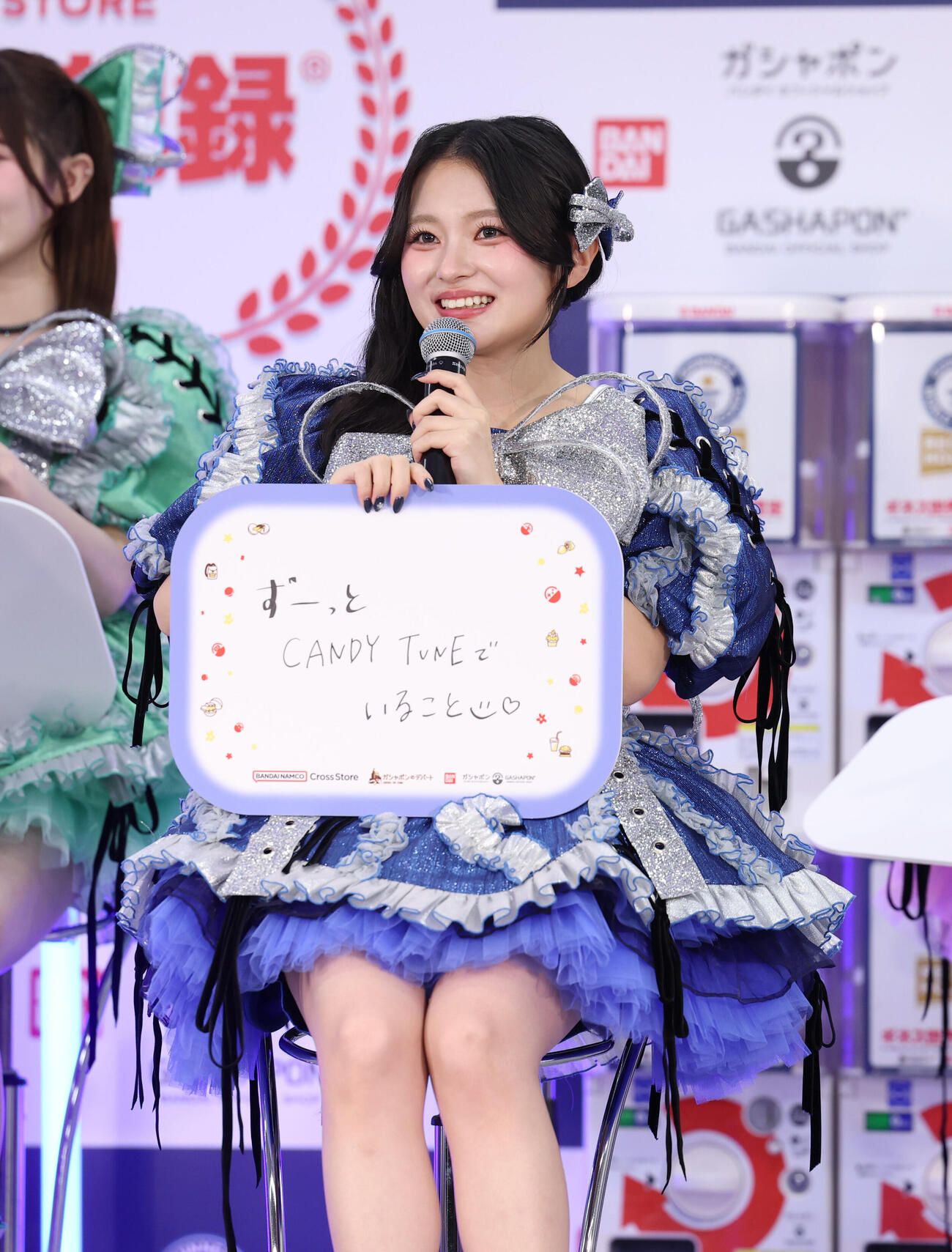 「バンダイナムコ　Cross Stroe　東京」内カプセルトイ専門店　ギネス認定　挑戦PRイベンで、CANDY TUNEで叶えたい世界一の夢をフリップに書き見せるCANDY TUNE桐原美月（撮影・増田悦実）