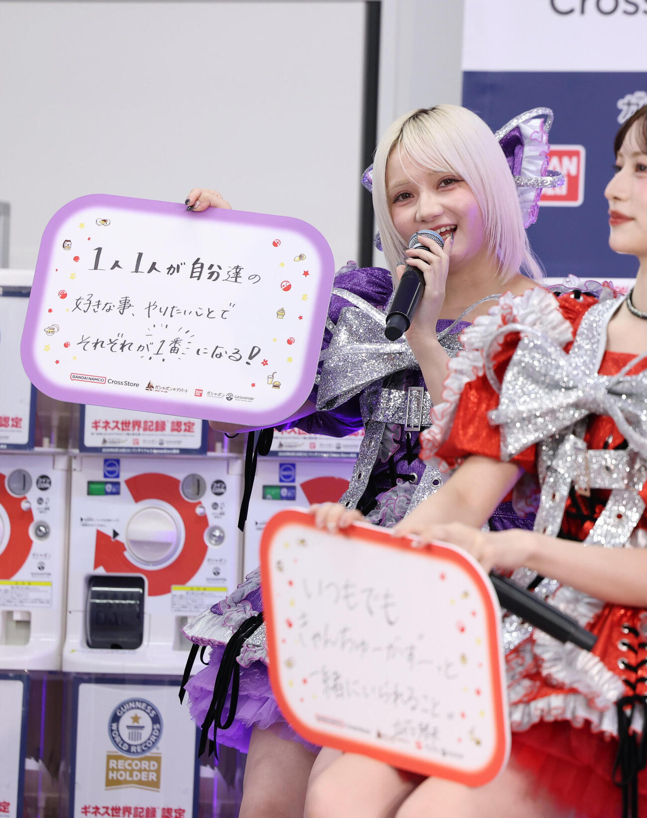 「バンダイナムコ　Cross Stroe　東京」内カプセルトイ専門店　ギネス認定　挑戦PRイベンで、CANDY TUNEで叶えたい世界一の夢をフリップに書き見せるCANDY TUNE宮野静（撮影・増田悦実）