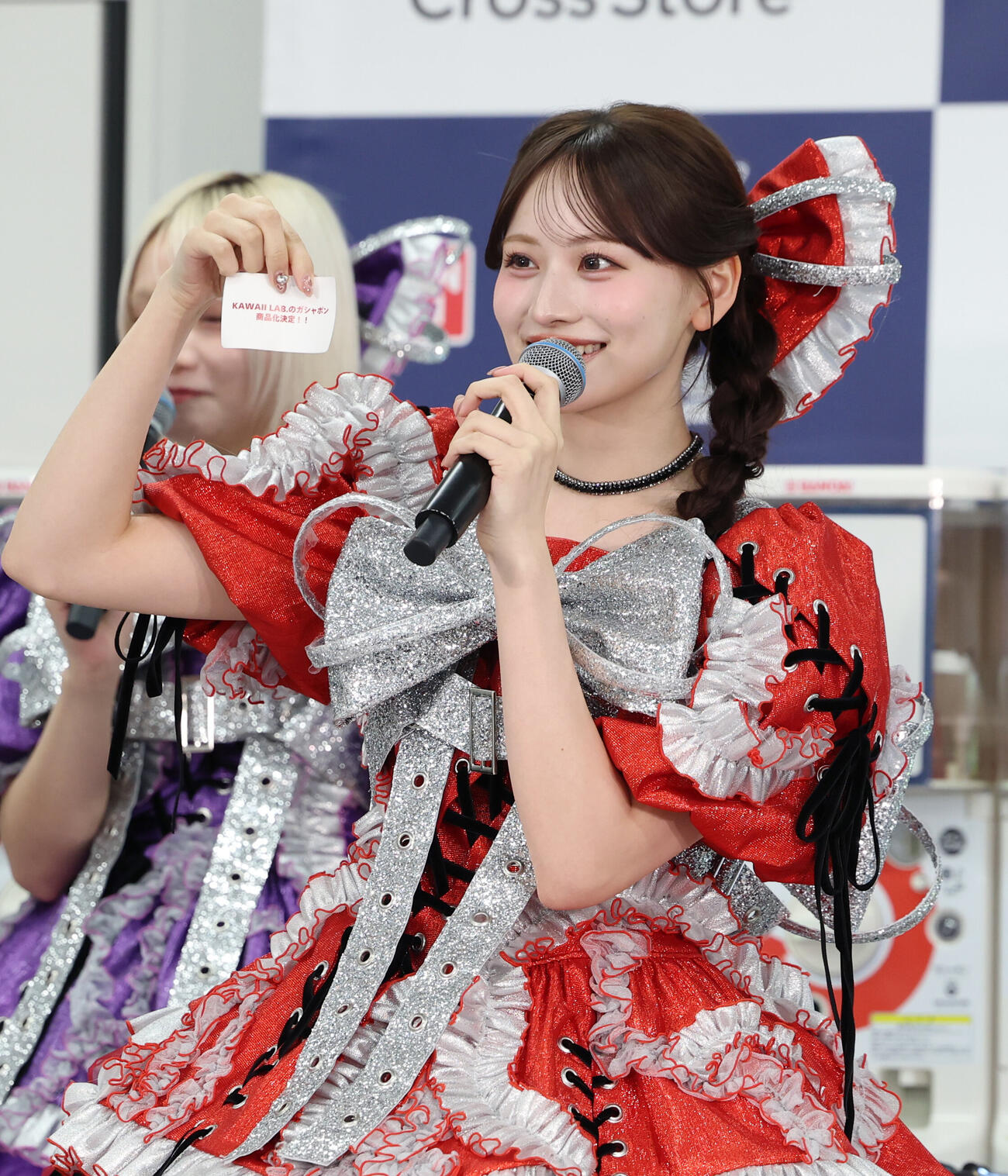 「バンダイナムコ　Cross Stroe　東京」内カプセルトイ専門店　ギネス認定　挑戦PRイベントで「KAWAII LAB.　商品化決定」の紙を見せるCANDY TUNE立花琴未（撮影・増田悦実）