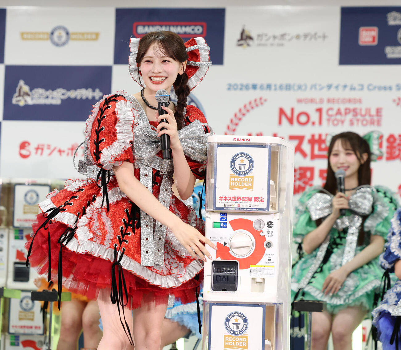 「バンダイナムコ　Cross Stroe　東京」内カプセルトイ専門店　ギネス認定　挑戦PRイベントでサプライズガシャポンを回すCANDY TUNE立花琴未（撮影・増田悦実）