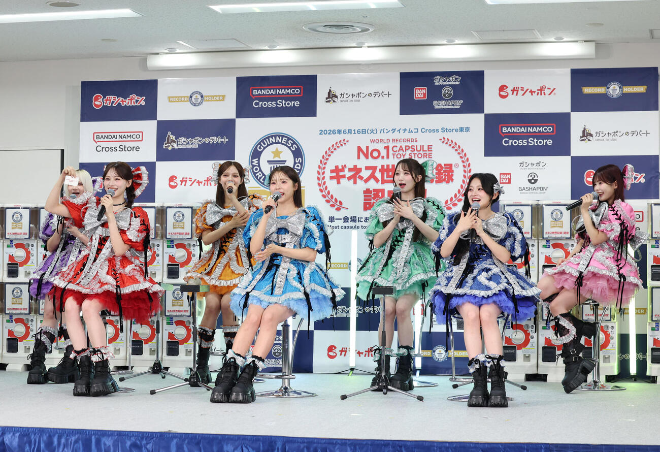 「バンダイナムコ　Cross Stroe　東京」内カプセルトイ専門店　ギネス認定　挑戦PRイベントで「KAWAII LAB.　商品化決定」を聞き喜ぶCANDY TUNE（撮影・増田悦実）