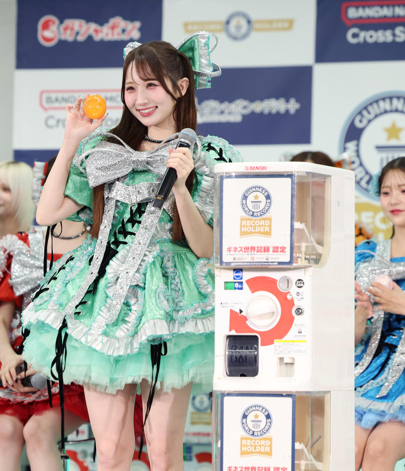 「バンダイナムコ　Cross Stroe　東京」内カプセルトイ専門店　ギネス認定　挑戦PRイベンでガシャポンをまわし笑顔を見せるCANDY TUNE小川奈々子（撮影・増田悦実）
