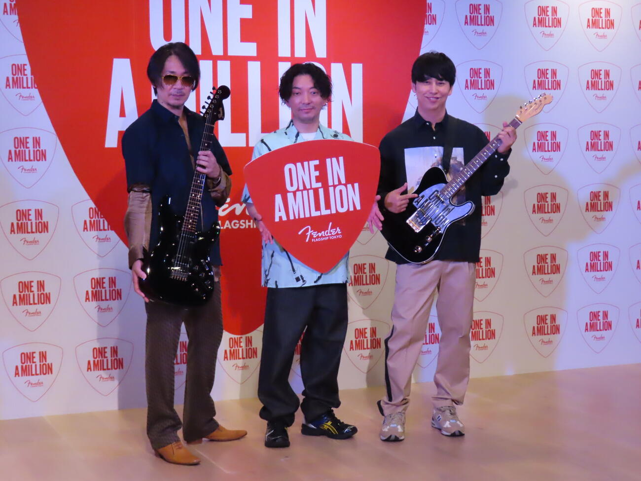 「フェンダー・フラッグシップTokyo来店100万人～スペシャルセレブレーション」に出席した、左からラルクアンシェルのKen、ニューヨークの嶋佐和也、屋敷裕政