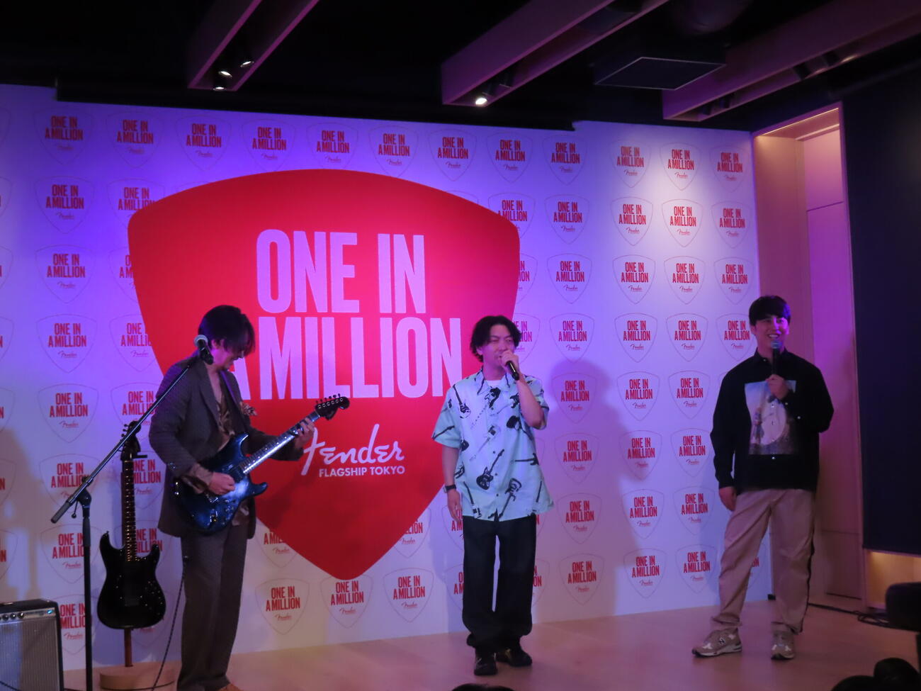 「フェンダー・フラッグシップTokyo来店100万人～スペシャルセレブレーション」に出席した、左からラルクアンシェルのKen、ニューヨークの嶋佐和也、屋敷裕政