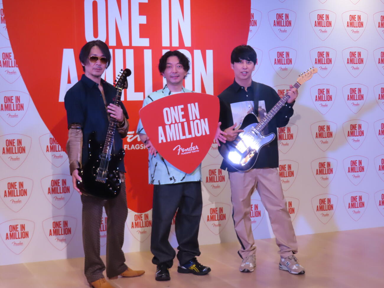 「フェンダー・フラッグシップTokyo来店100万人～スペシャルセレブレーション」に出席した、左からラルクアンシェルのKen、ニューヨークの嶋佐和也、屋敷裕政