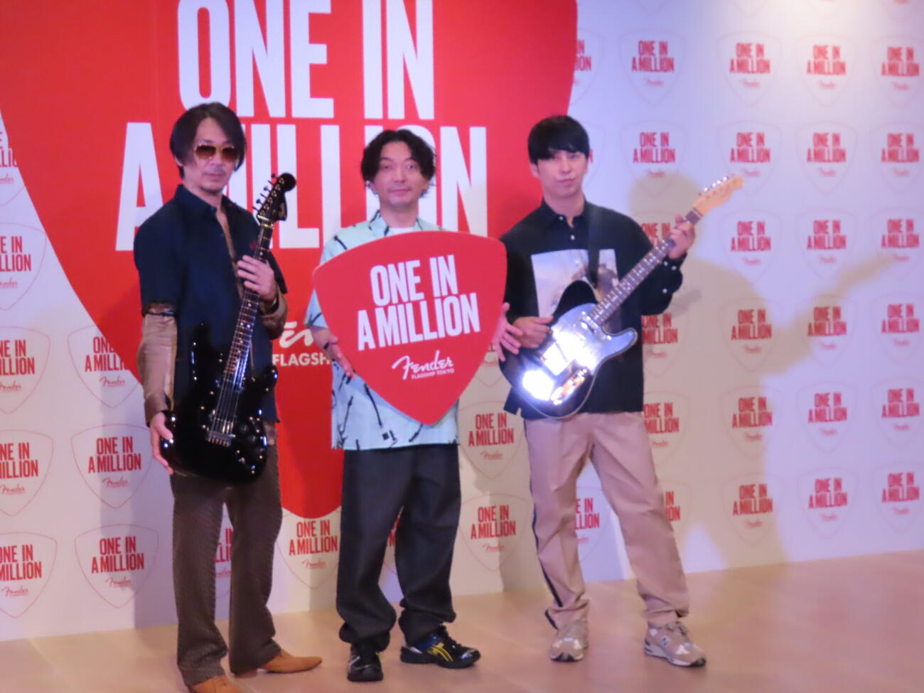 「フェンダー・フラッグシップTokyo来店100万人～スペシャルセレブレーション」に出席した、左からラルクアンシェルのKen、ニューヨークの嶋佐和也、屋敷裕政