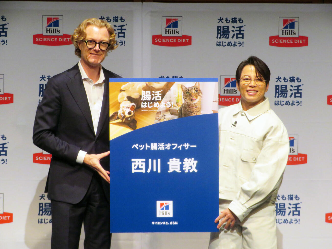 “チーフペット腸活オフィサー”に就任した西川貴教（左）（撮影・川田和博）