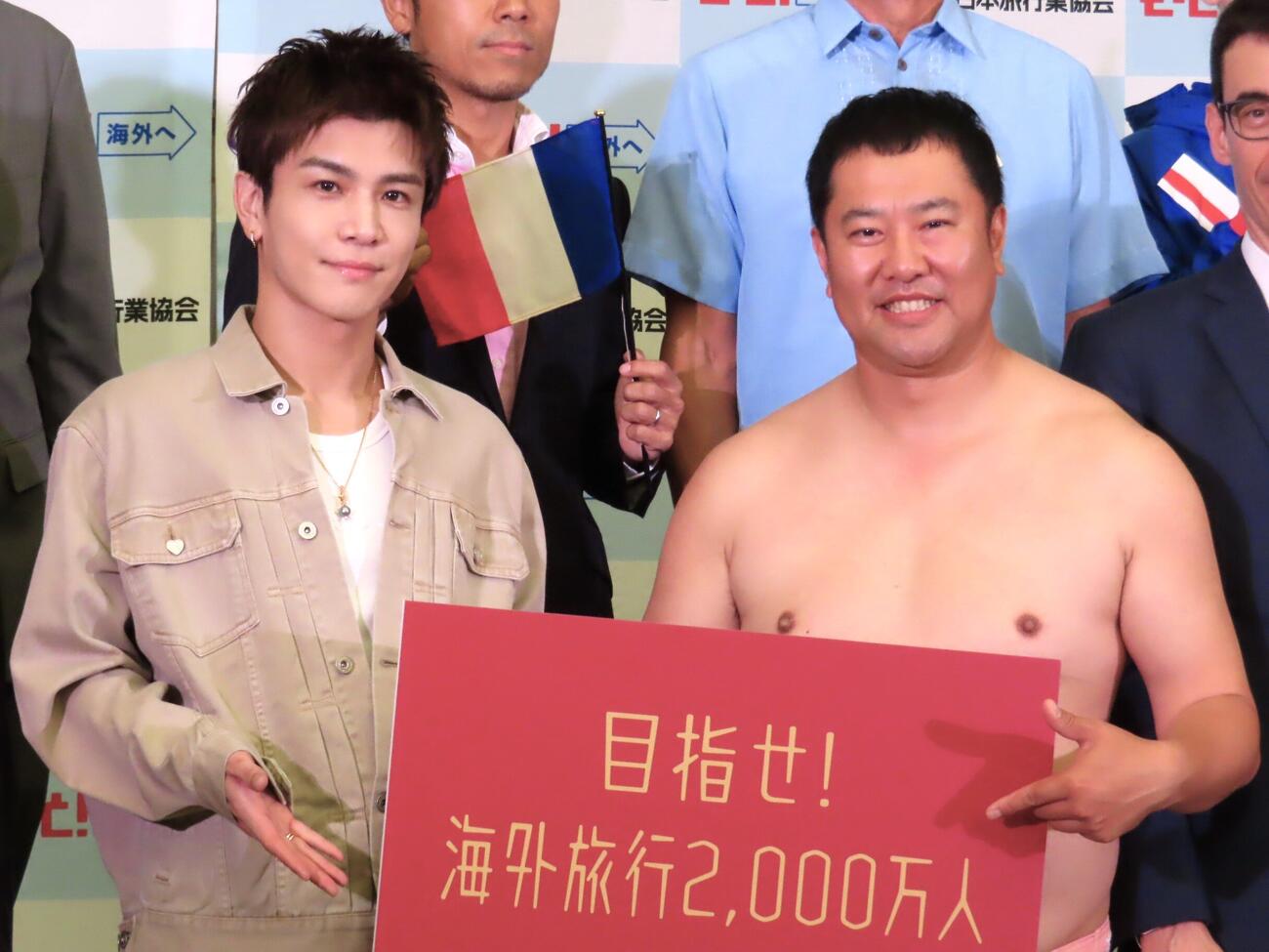 「海外旅行2000万人に向けた共同記者会見」に出席した岩田剛典（左）ととにかく明るい安村