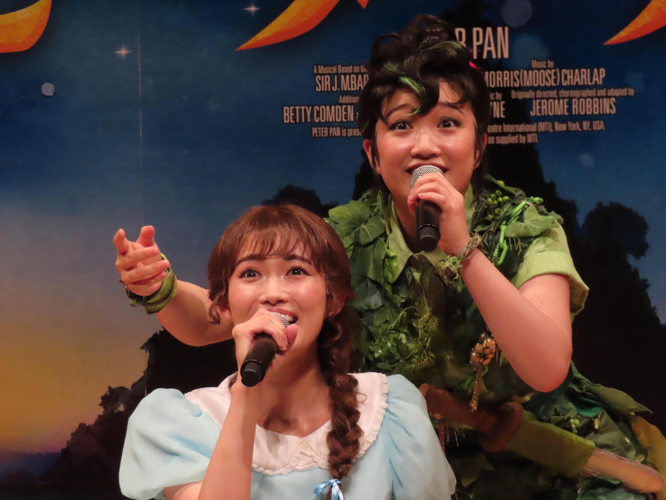 ミュージカル「ピーター・パン」制作発表で歌唱披露する山﨑玲奈（右）と山口乃々華