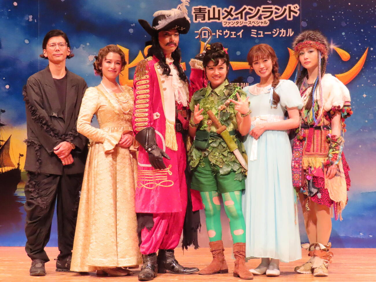 ミュージカル「ピーター・パン」制作発表に登壇した、左から演出の長谷川寧氏、皆本麻帆、内海啓貴、山﨑玲奈、山口乃々華、七瀬恋彩