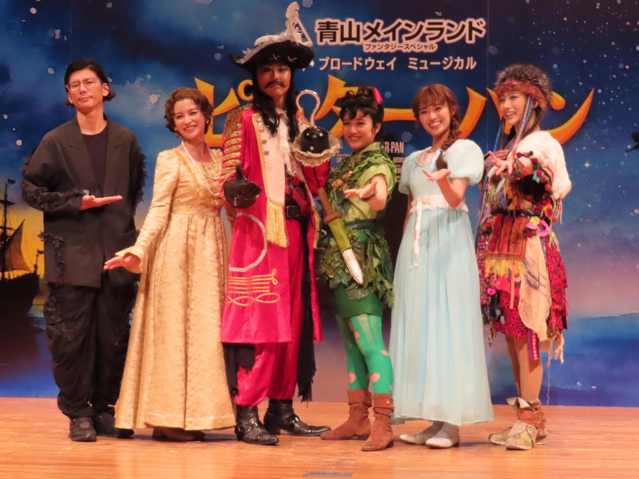 ミュージカル「ピーター・パン」制作発表に登壇した、左から演出の長谷川寧氏、皆本麻帆、内海啓貴、山﨑玲奈、山口乃々華、七瀬恋彩