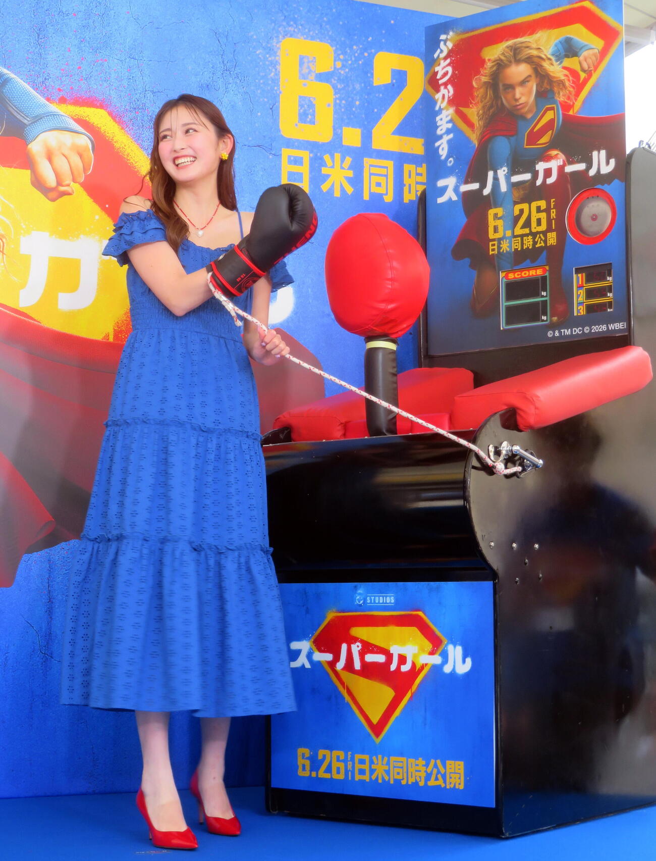 映画「スーパーガール」公開記念ベイビー・クリプト像除幕イベントでパンチングマシーンチャレンジを行うゆうちゃみ（撮影・鎌田直秀）