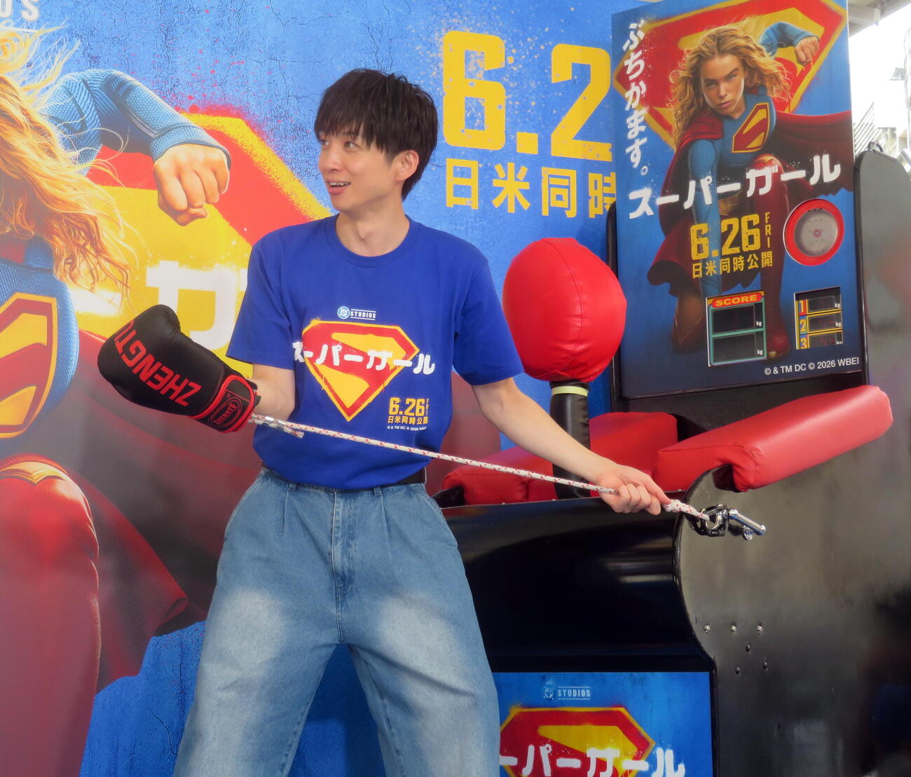 映画「スーパーガール」公開記念ベイビー・クリプト像除幕イベントにでパンチングマシーンチャレンジを行う河井ゆずる（撮影・鎌田直秀）