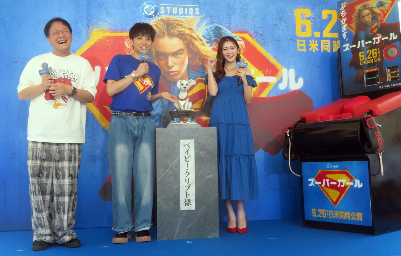 映画「スーパーガール」公開記念ベイビー・クリプト像除幕イベントでポーズをとるアインシュタイン稲田直樹（左）、河井ゆずる（中央）、ゆうちゃみ（撮影・鎌田直秀）