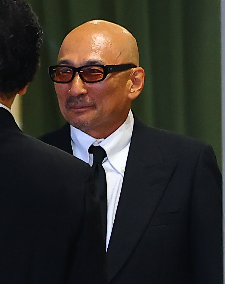 中村玉緒さんの通夜に参列する横山剣（撮影・野上伸悟）＝2026年6月16日