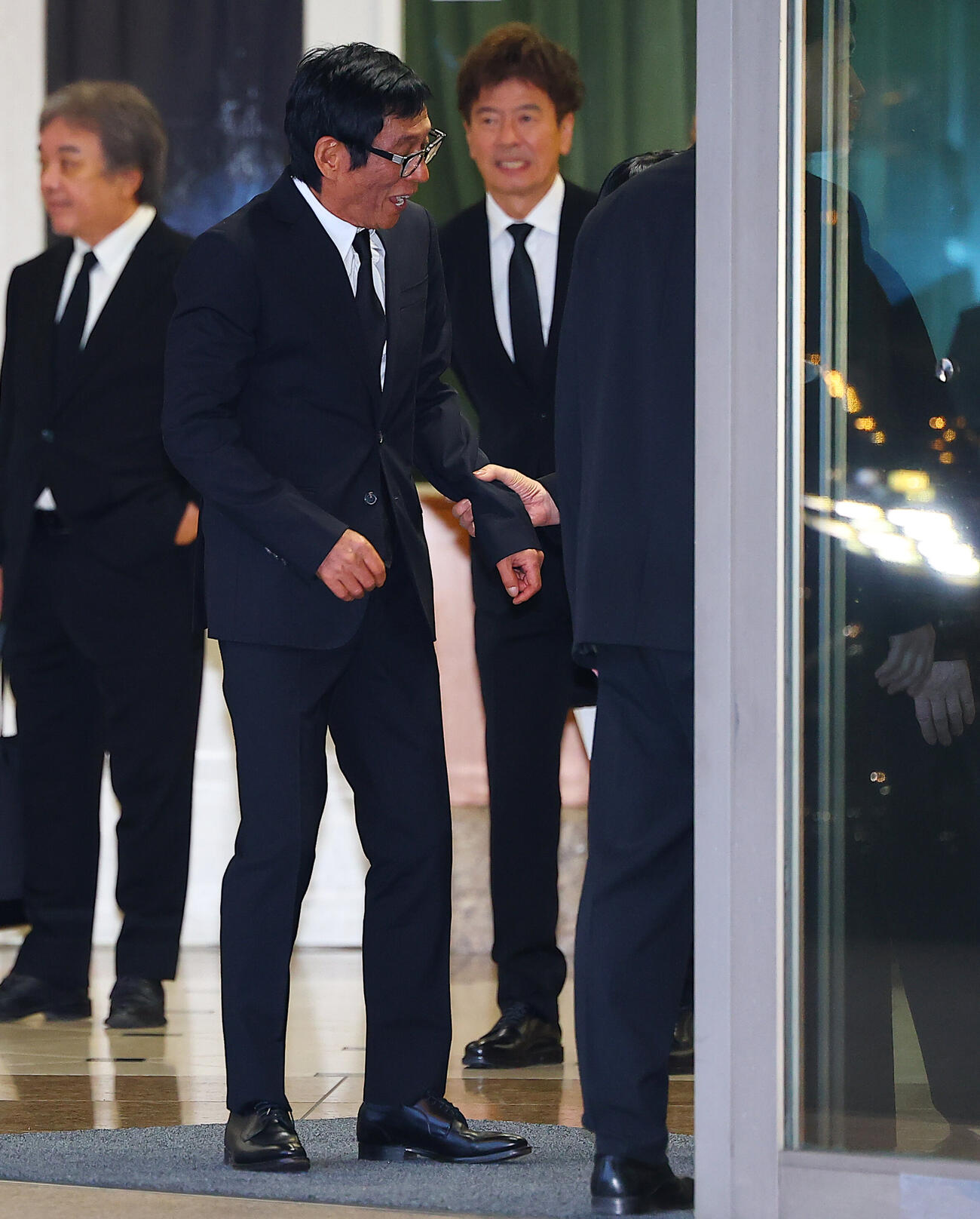 中村玉緒さんの通夜に参列し和田アキ子に腕をつかまれる明石家さんま（撮影・野上伸悟）