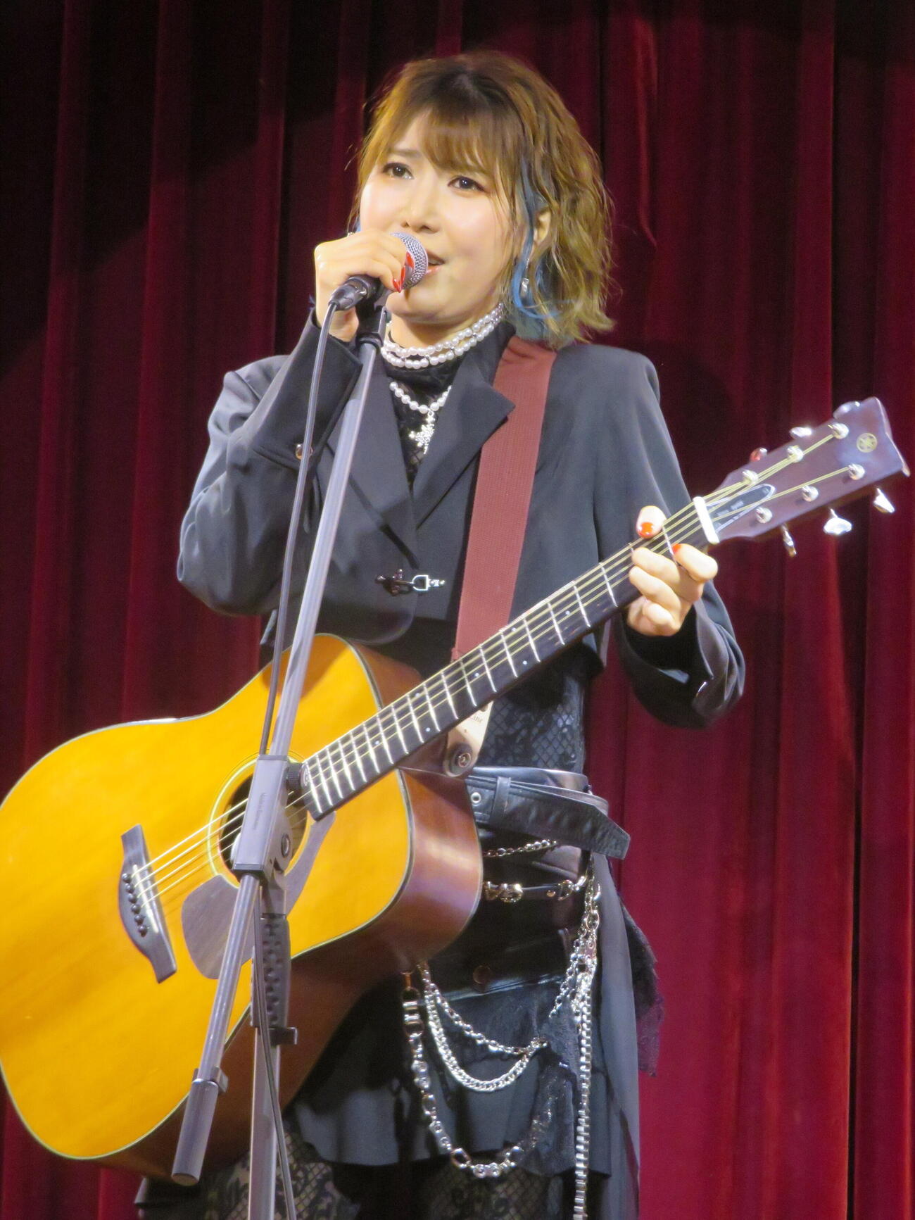 ダブルA面の新曲発売記念イベントで「サヨナラ嘘」を披露するおかゆ（撮影・川田和博）