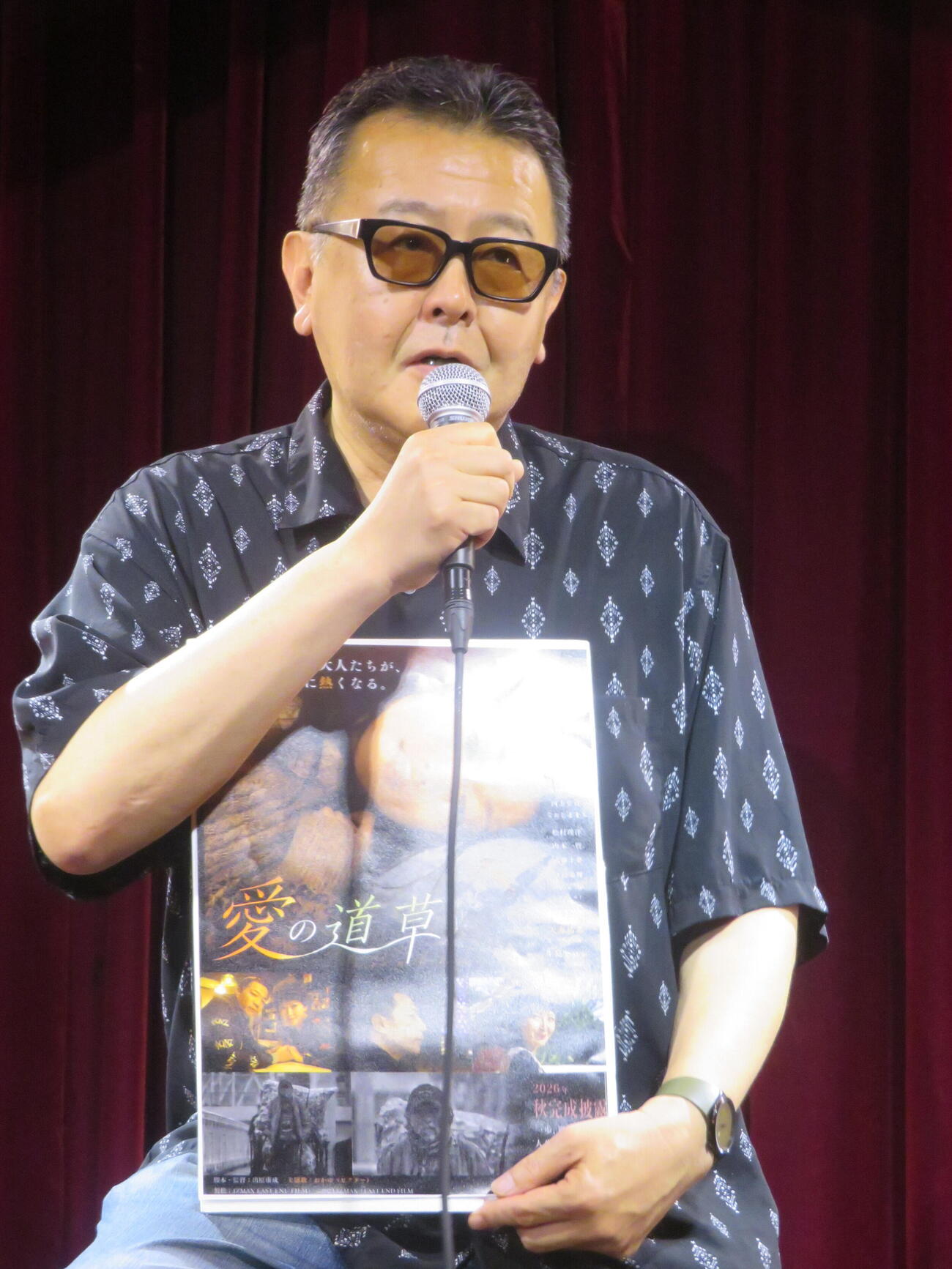 ダブルA面の新曲発売記念イベントで映画「愛の道草」について語る出馬康成監督（撮影・川田和博）