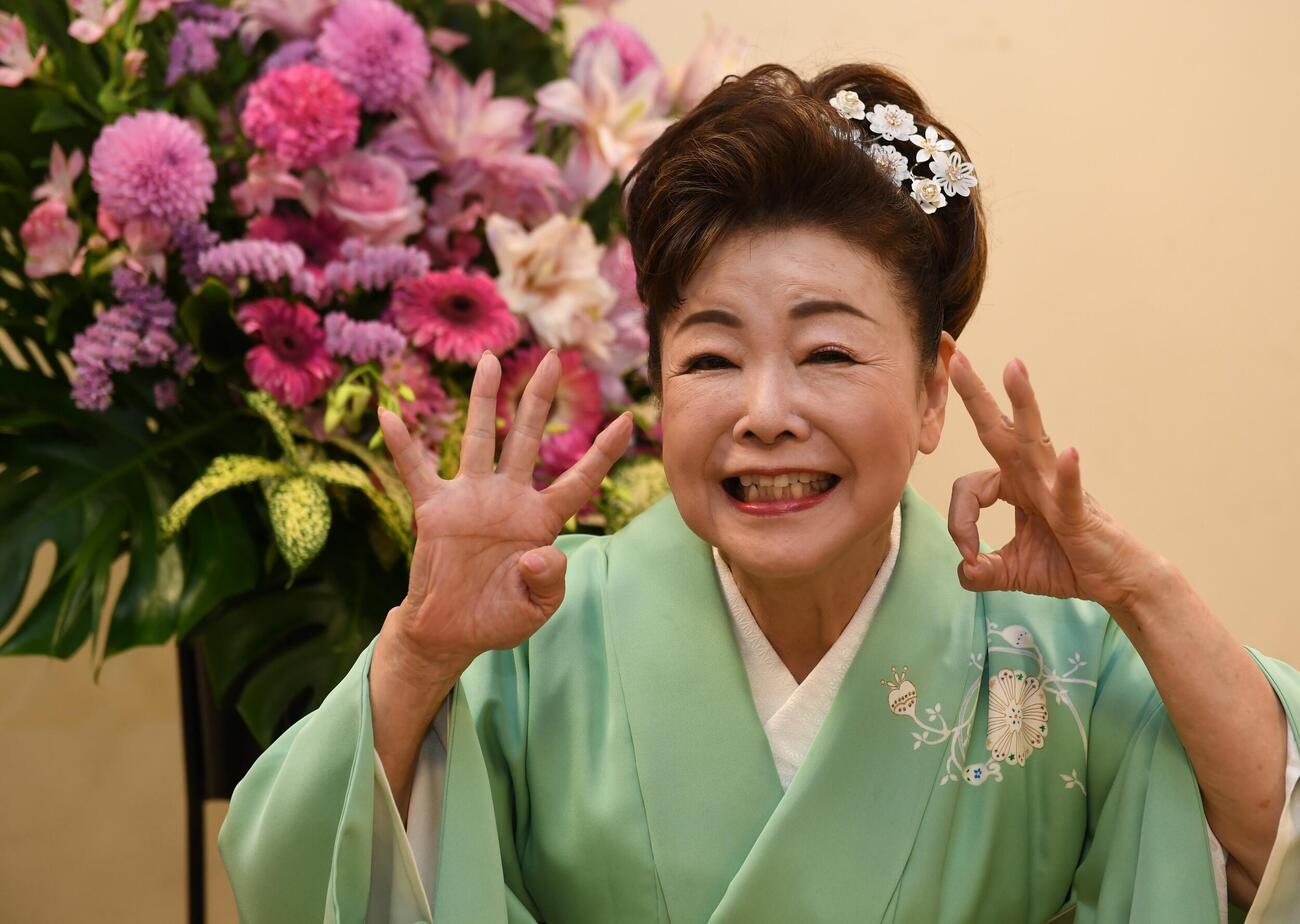 「40周年」ポーズを決める中村美律子