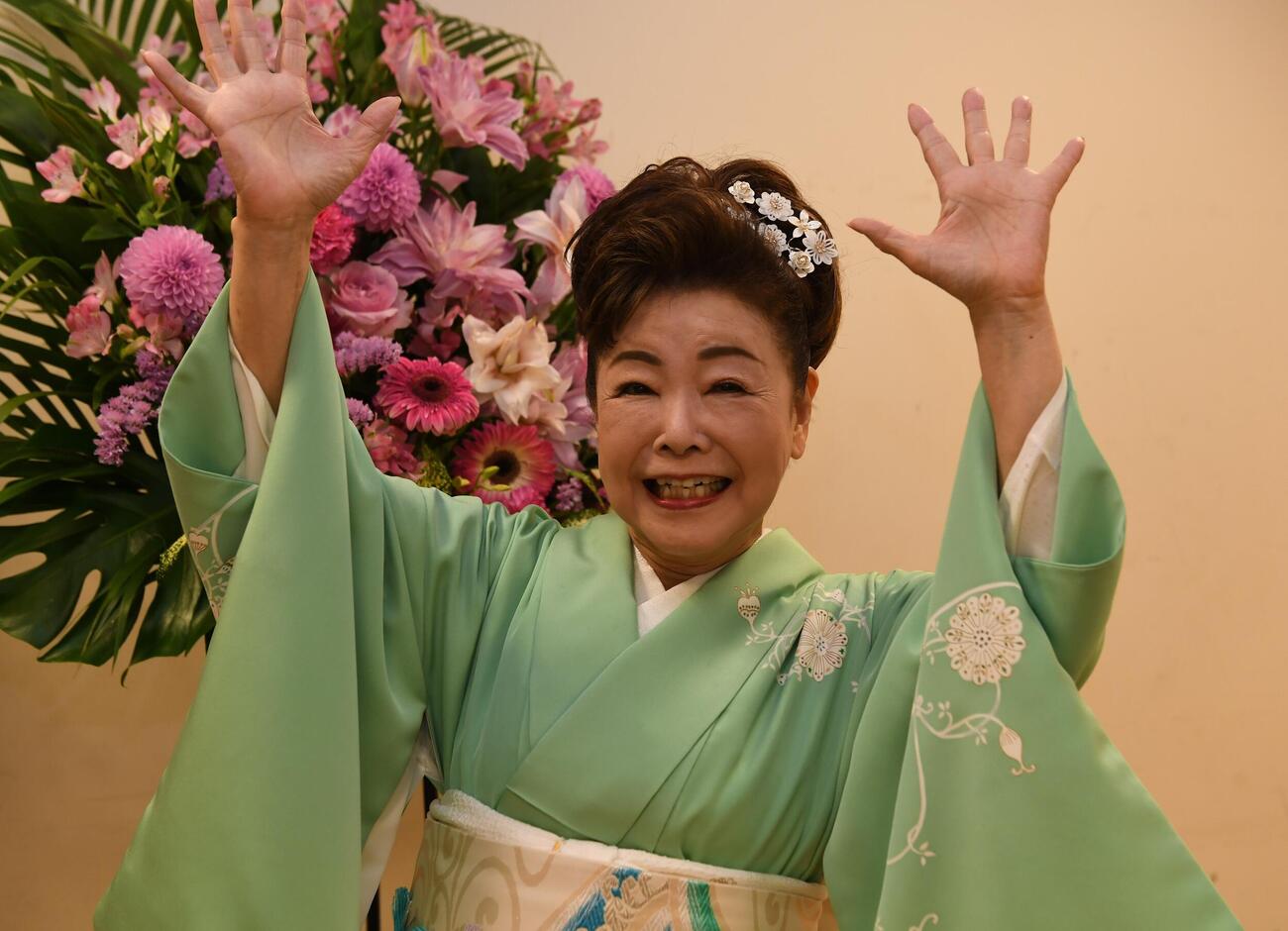 「人生万歳」ポーズを決める中村美律子