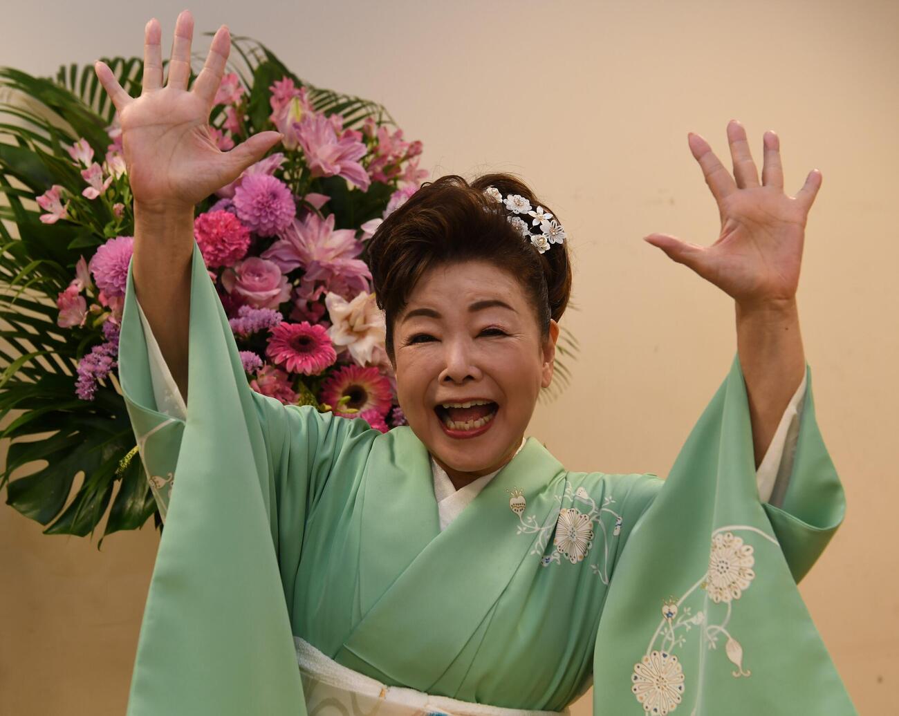 「人万歳」ポーズを決める中村美律子