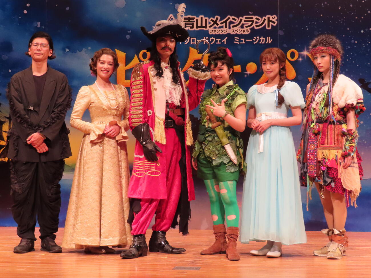 ミュージカル「ピーター・パン」制作発表に登壇した、左から演出の長谷川寧氏、皆本麻帆、内海啓貴、山﨑玲奈、山口乃々華、七瀬恋彩