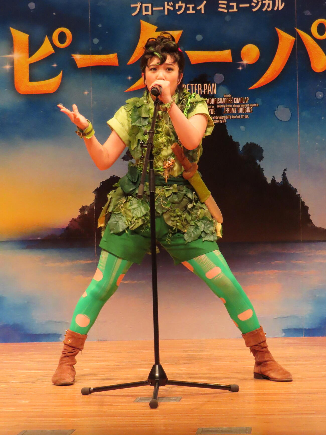 ミュージカル「ピーター・パン」制作発表で歌唱披露する山﨑玲奈