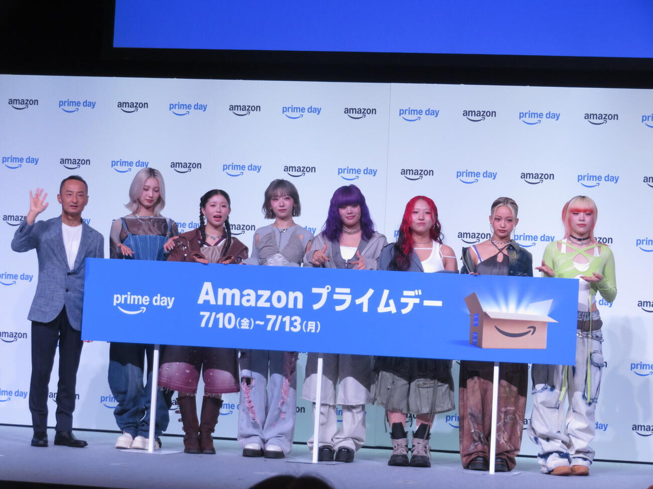 Amazon「プライムデー」記者発表会に登壇した（左から）アマゾンジャパン合同会社の鈴木浩司氏とHANA