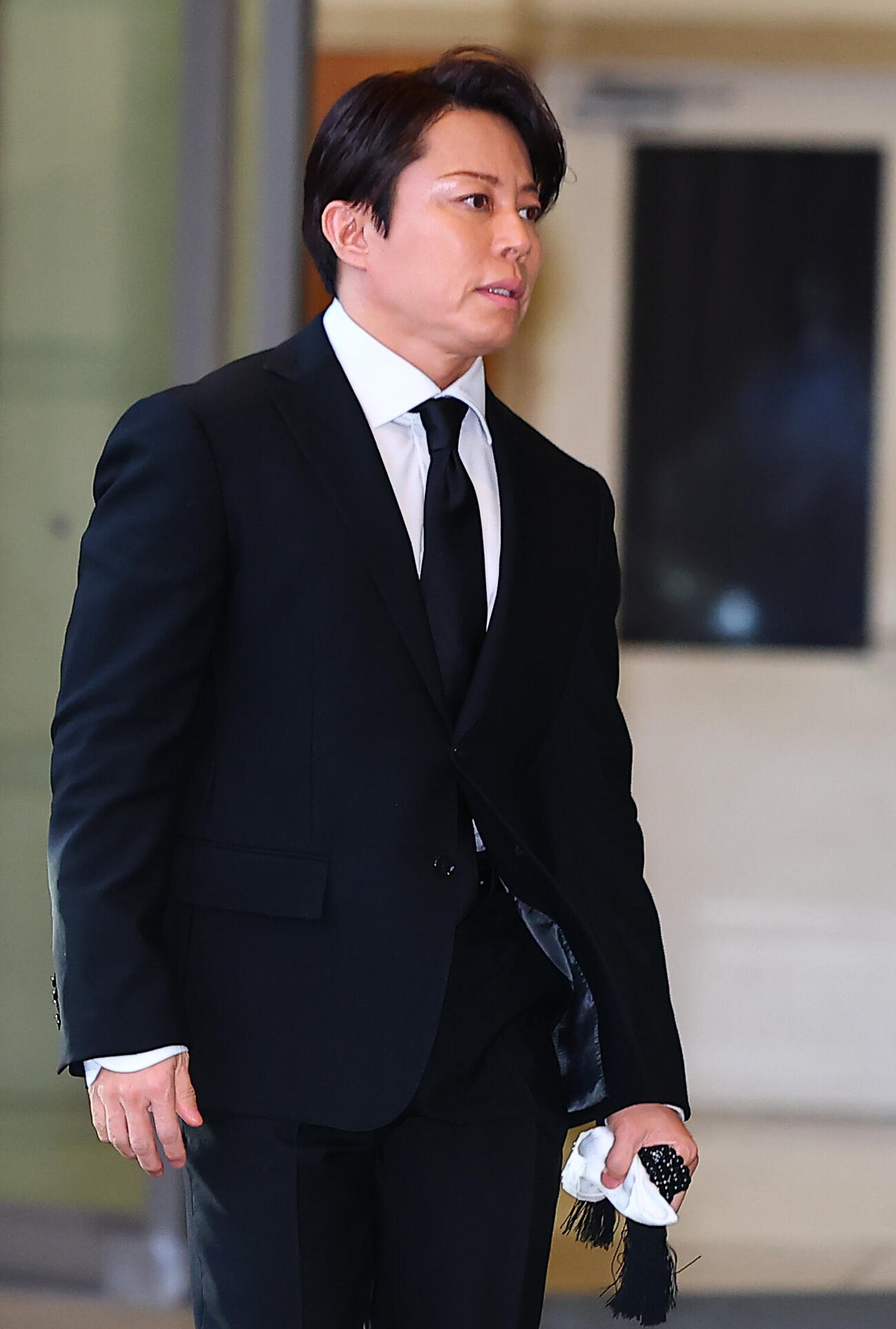 中村玉緒さんの通夜に参列する西川貴教（撮影・野上伸悟）