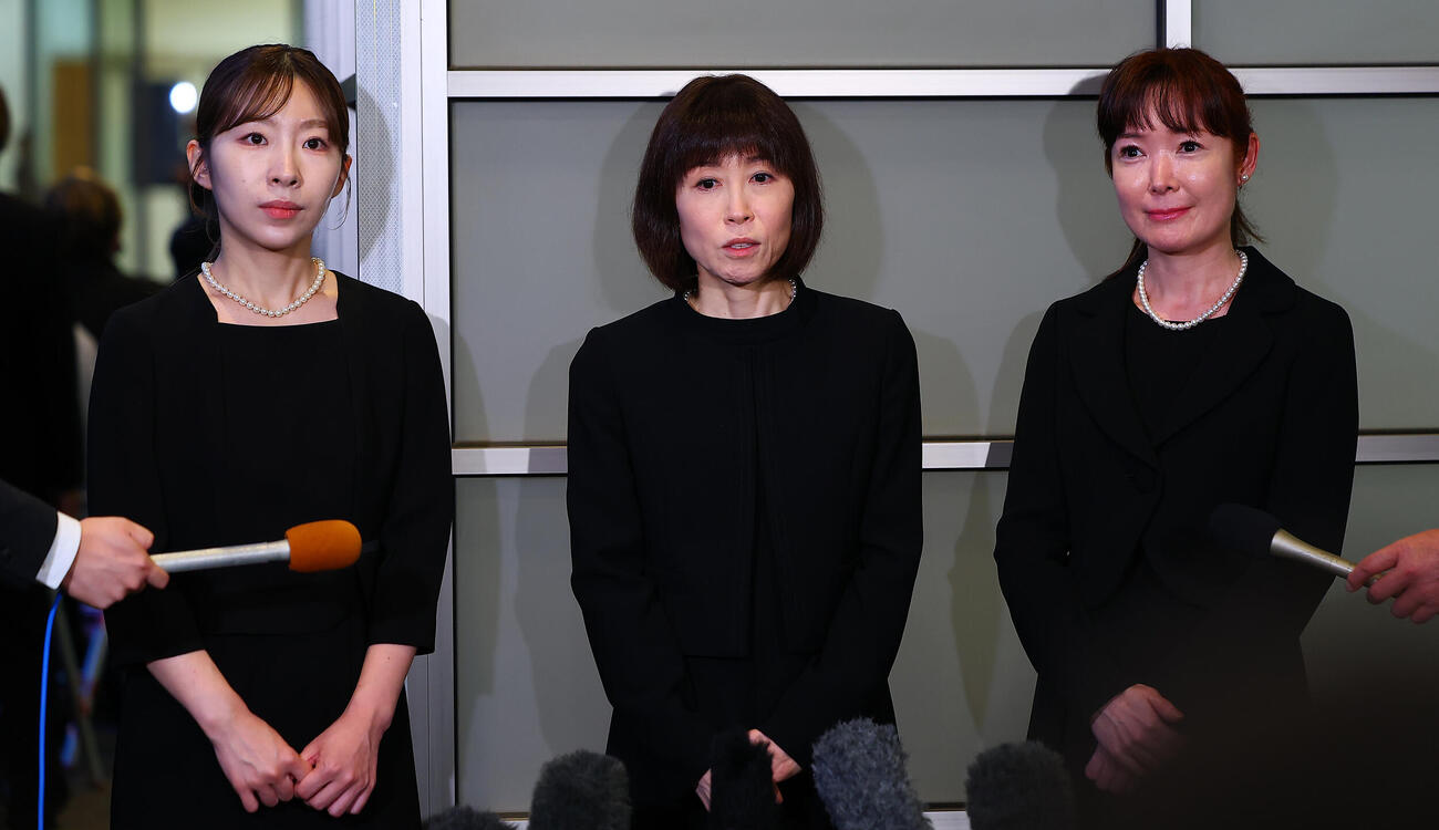 中村玉緒さんの通夜に参列し取材対応する、左から岩佐美咲、水森かおり、田川寿美（撮影・野上伸悟）