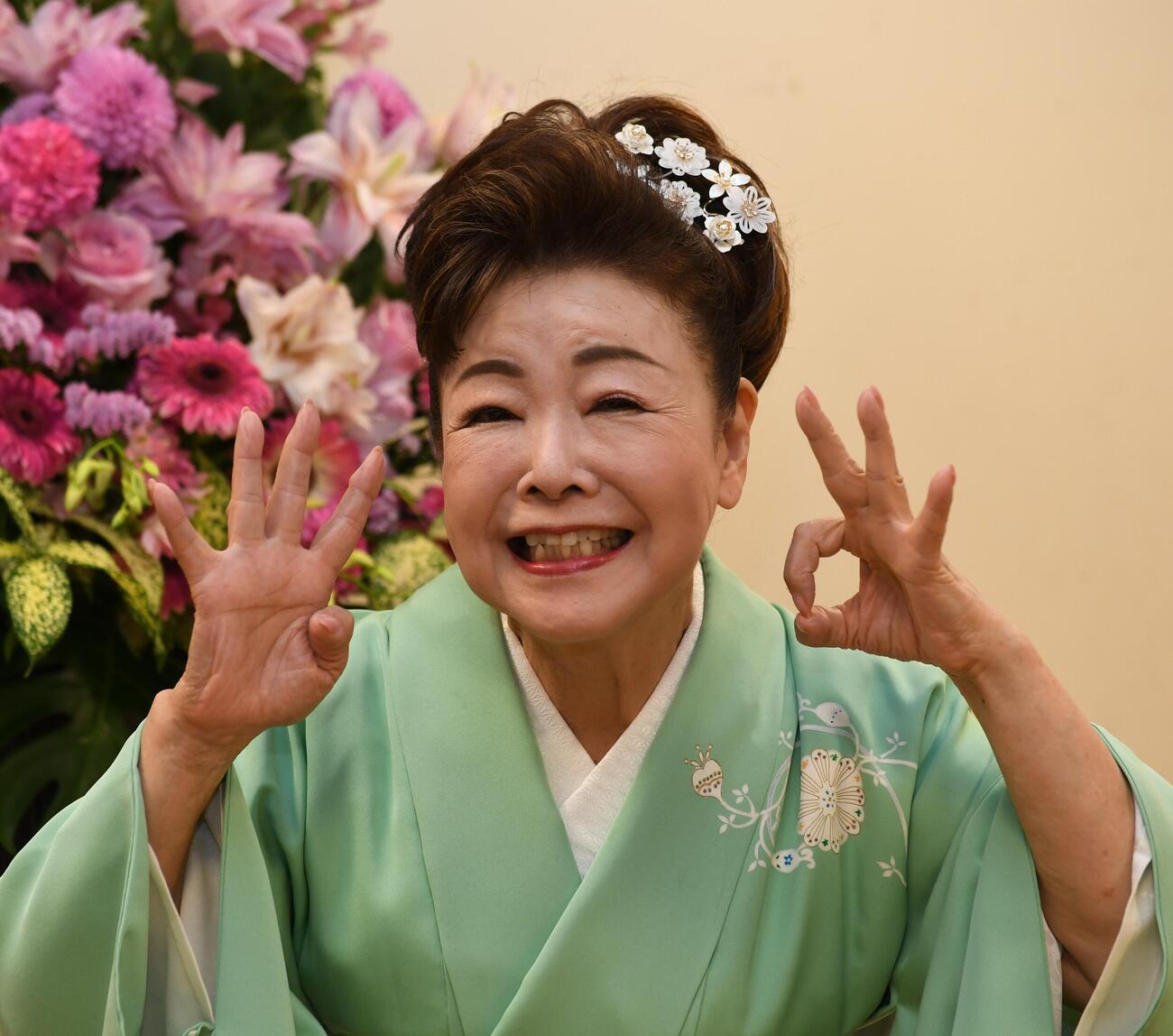 「40周年」ポーズを決める中村美律子