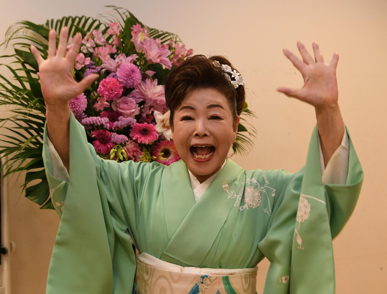 「人生万歳」ポーズを決める中村美律子