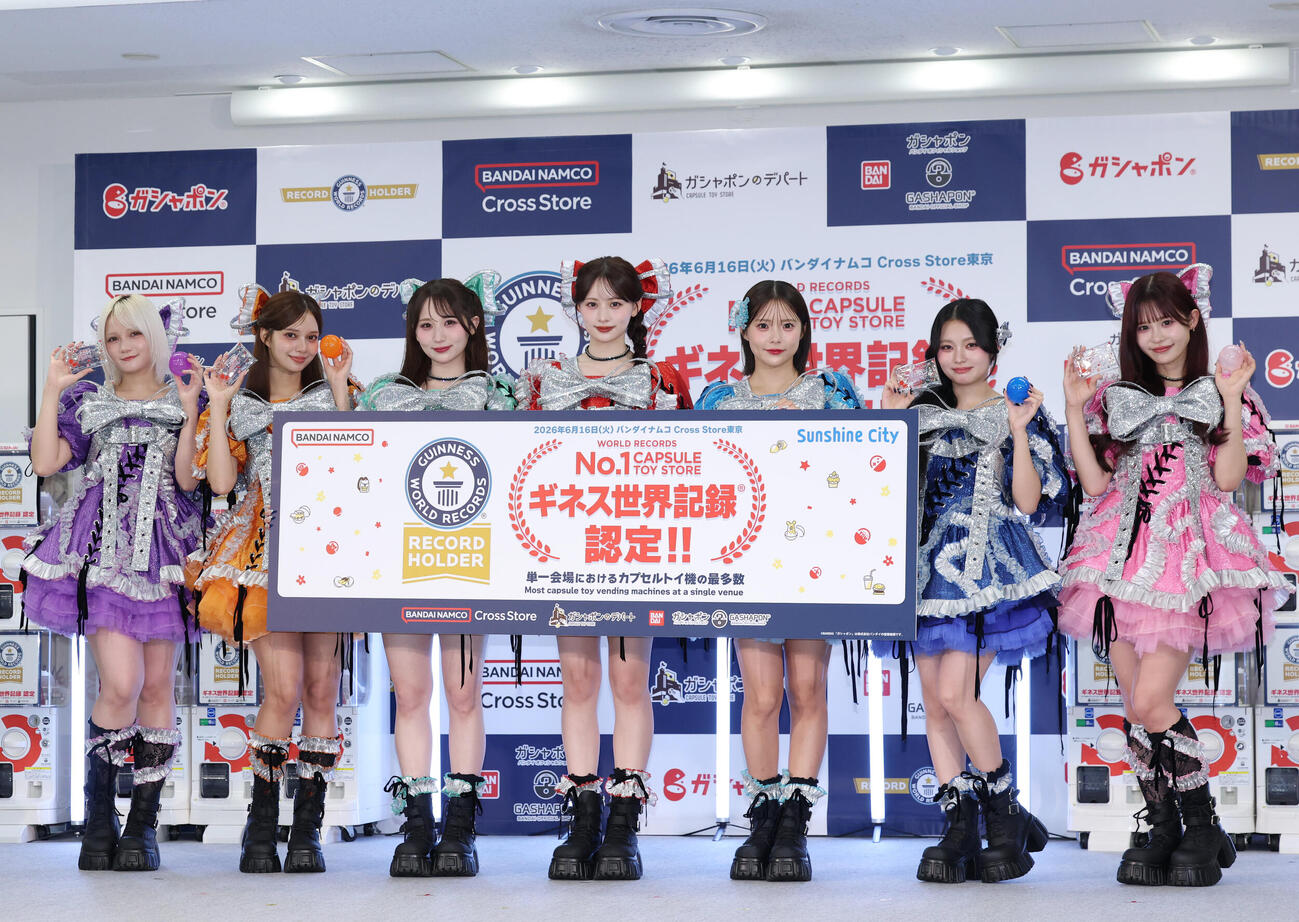 「バンダイナムコ　Cross Stroe　東京」内カプセルトイ専門店　ギネス認定　挑戦PRイベンで認定パネルを手に笑顔を見せるCANDY TUNE。左から宮野静、南なつ、小川奈々子、立花琴未、福山梨乃、桐原美月、村川緋杏（撮影・増田悦実）＝2026年6月16日