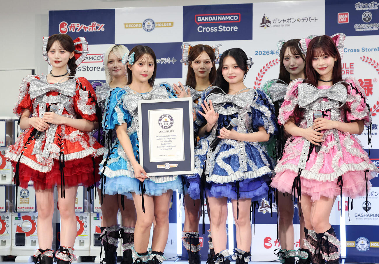 「バンダイナムコ　Cross Stroe　東京」内カプセルトイ専門店　ギネス認定　挑戦PRイベンで認定書を手に笑顔を見せるCANDY TUNE。左から立花琴未、宮野静、福山梨乃、、南なつ、桐原美月、小川奈々子、村川緋杏（撮影・増田悦実）＝2026年6月16日