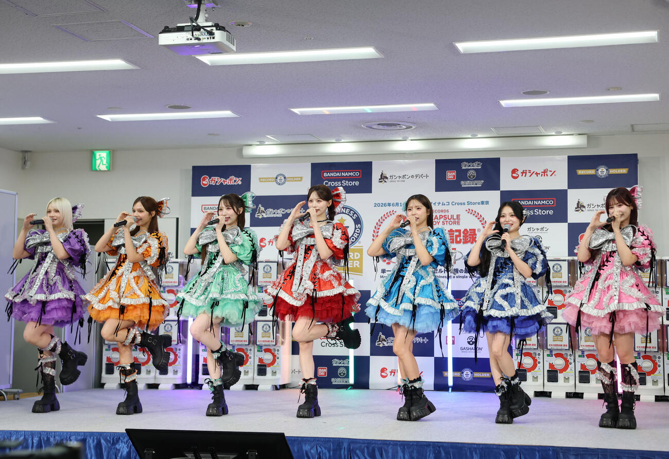 「バンダイナムコ　Cross Stroe　東京」内カプセルトイ専門店　ギネス認定　挑戦PRイベントであいさつをするCANDY TUNE。左から宮野静、南なつ、小川奈々子、立花琴未、福山梨乃、桐原美月、村川緋杏（撮影・増田悦実）＝2026年6月16日
