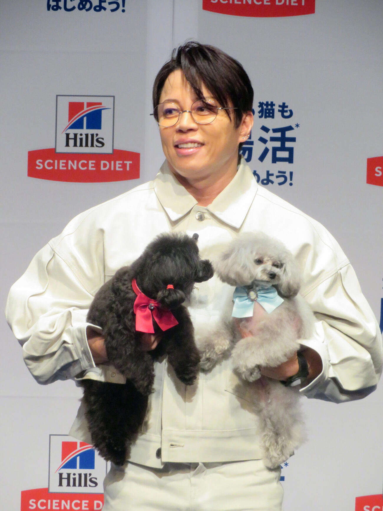 ペットフードメーカー「ヒルズ」新製品発表会に愛犬アルジョン（右）、エルフィンと出席した西川貴教（撮影・川田和博）