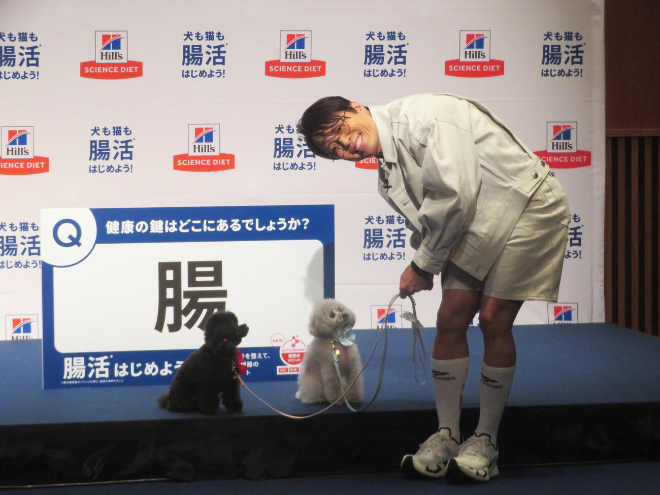 愛犬アルジョン（右）、エルフィンと“腸活”をアピールする西川貴教（撮影・川田和博）