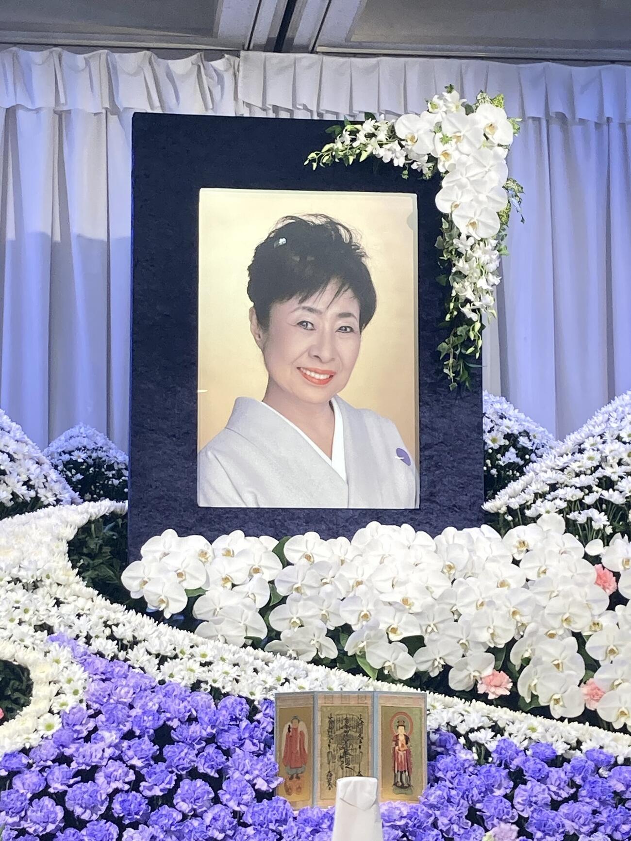 中村玉緒さんの通夜が営まれた
