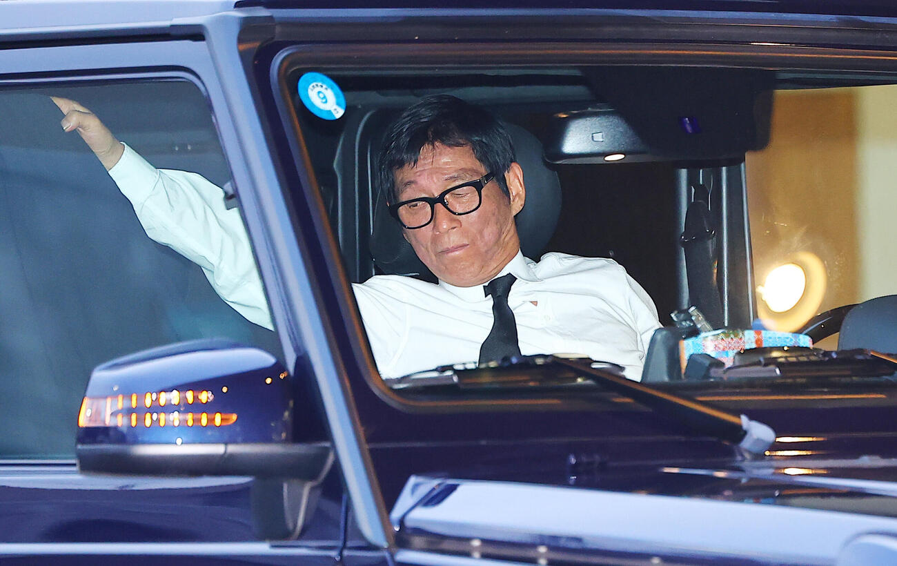 中村玉緒さんの通夜に参列する明石家さんま（撮影・野上伸悟）＝2026年6月16日