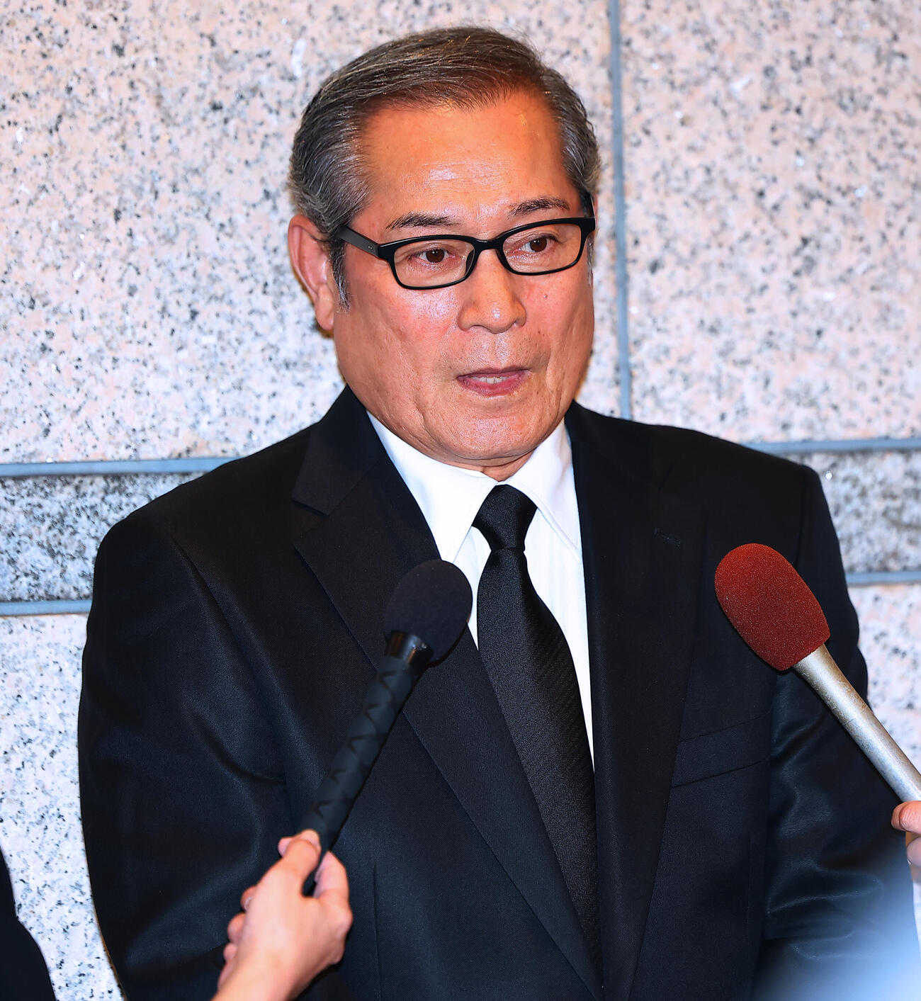 中村玉緒さんの通夜に参列し取材対応する松平健（撮影・野上伸悟）＝2026年6月16日