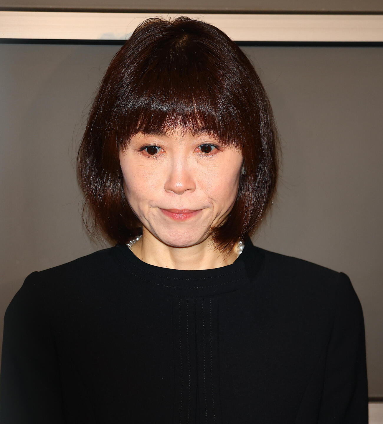 中村玉緒さんの通夜に参列し取材対応する水森かおり（撮影・野上伸悟）