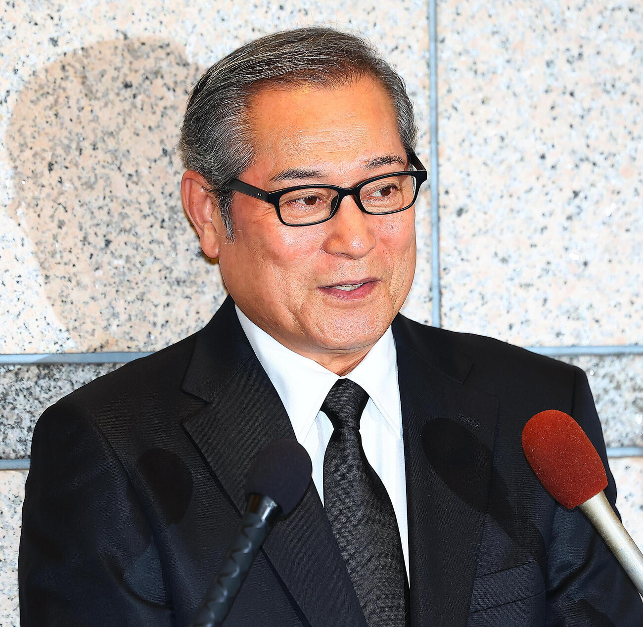 中村玉緒さんの通夜に参列し取材対応する松平健（撮影・野上伸悟）