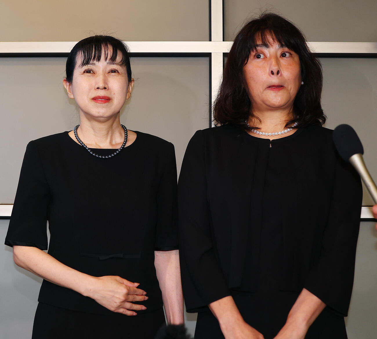 中村玉緒さんの通夜に参列した西村知美（左）と立花理佐（撮影・野上伸悟）