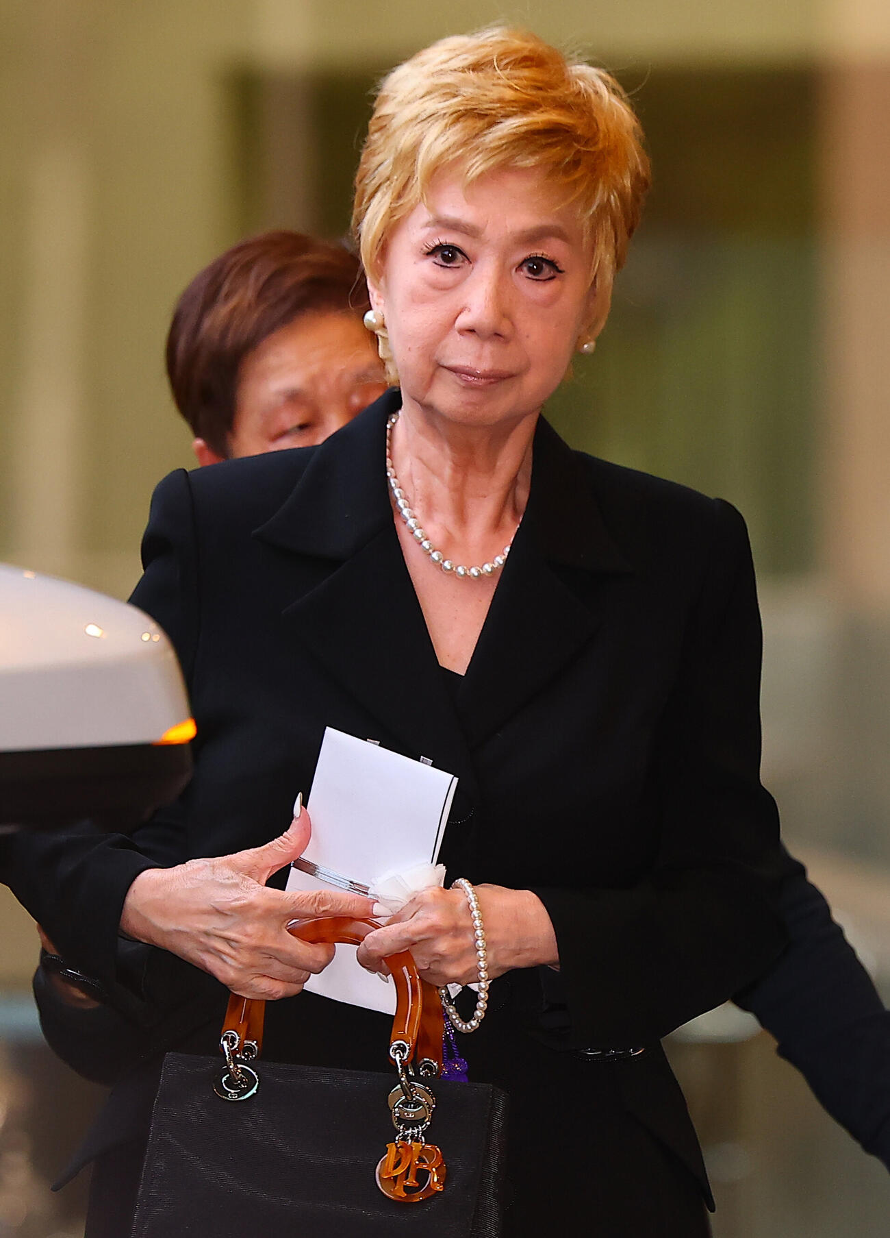 中村玉緒さんの通夜に参列した瀬川瑛子（撮影・野上伸悟）