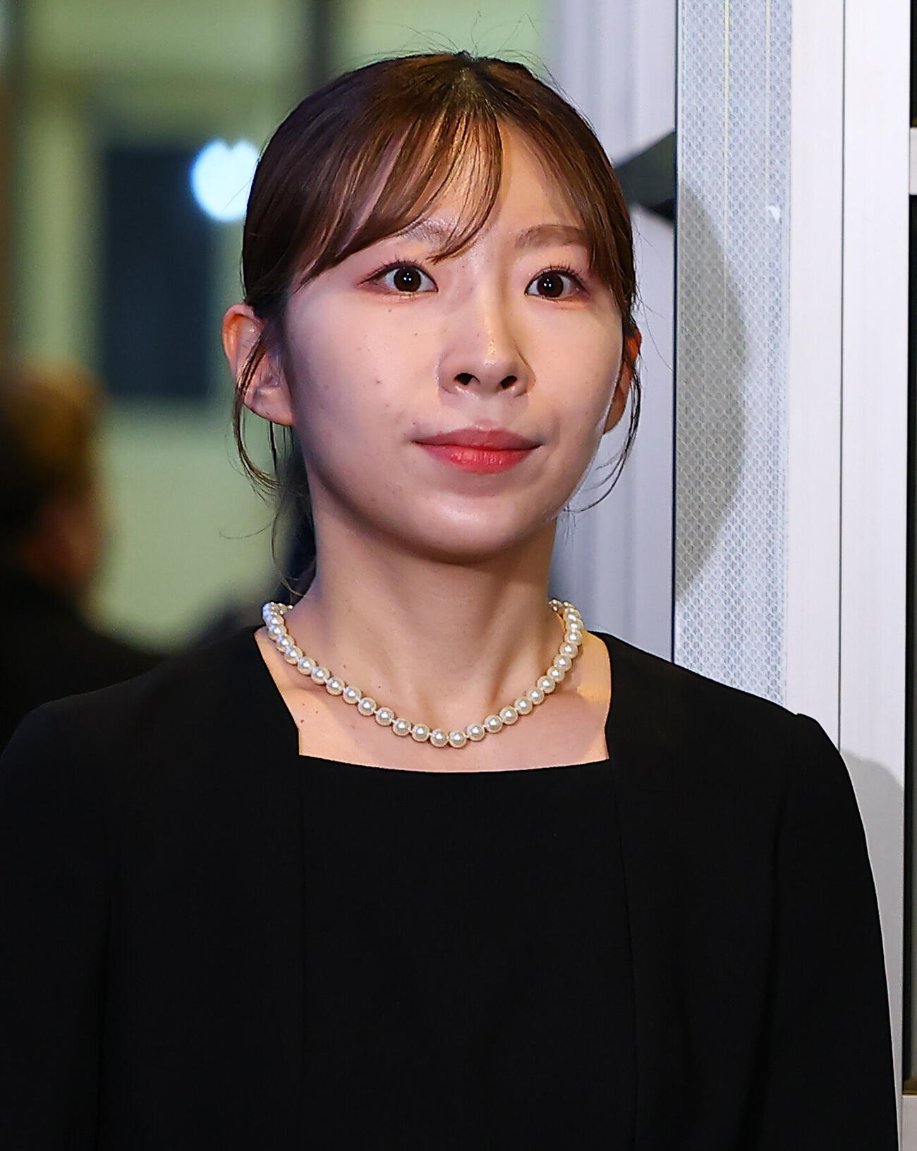中村玉緒さんの通夜に参列した岩佐美咲（撮影・野上伸悟）