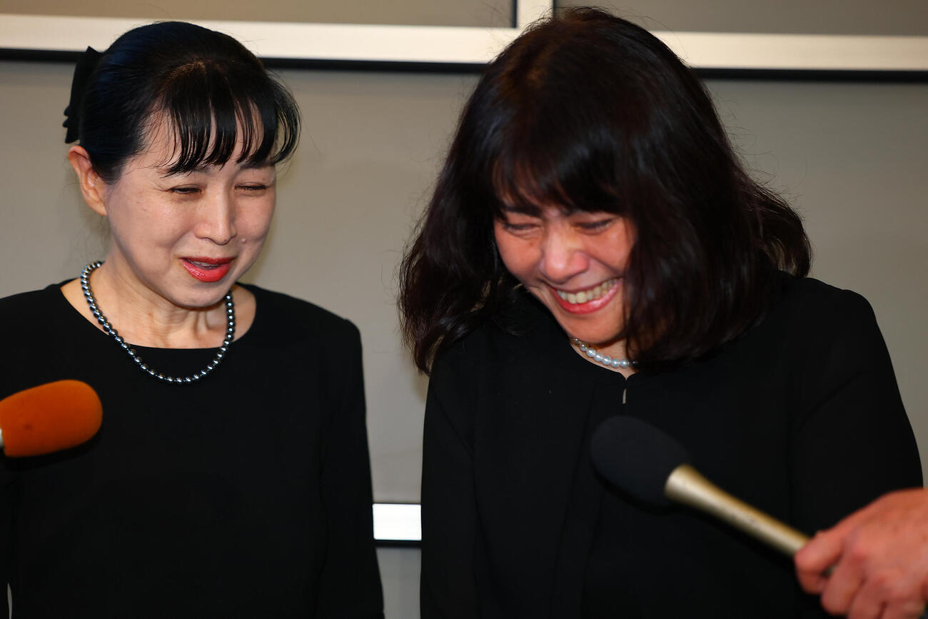 中村玉緒さんの通夜に参列した西村知美（左）と立花理佐（撮影・野上伸悟）