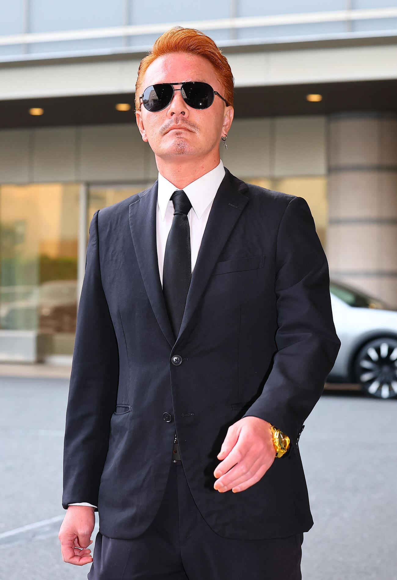 中村玉緒さんの通夜に参列するATSUSHIのそっくりさんと思われる人物（撮影・野上伸悟）