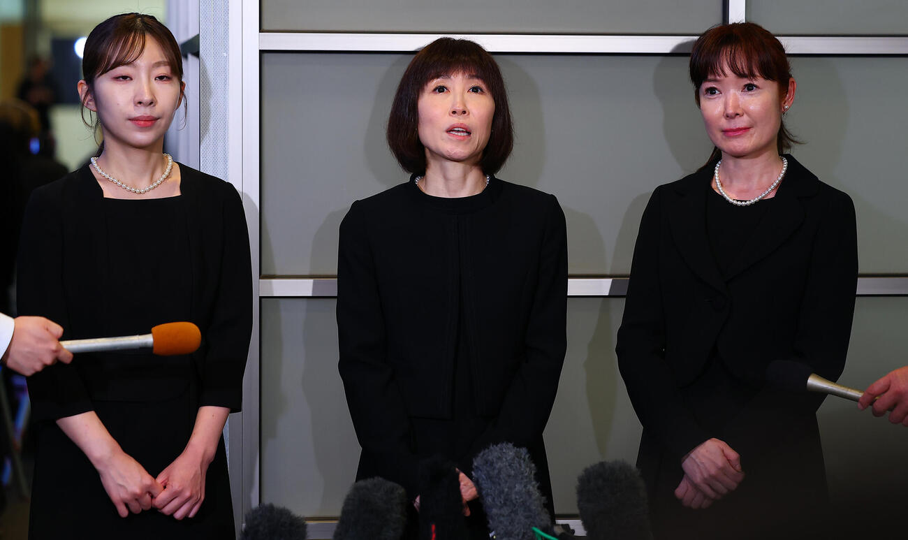 中村玉緒さんの通夜に参列し取材対応する、左から岩佐美咲、水森かおり、田川寿美（撮影・野上伸悟）
